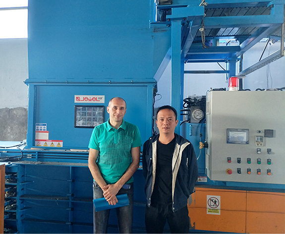 Hocheffiziente Ballenpresslösung für das Recycling von Kunststoff- und Papierabfällen in Weißrussland