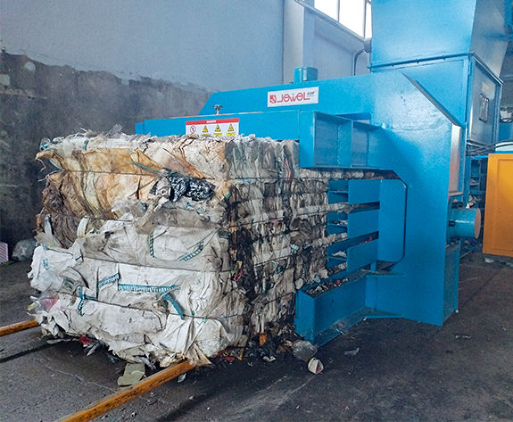 Hocheffiziente Ballenpresslösung für das Recycling von Kunststoff- und Papierabfällen in Weißrussland