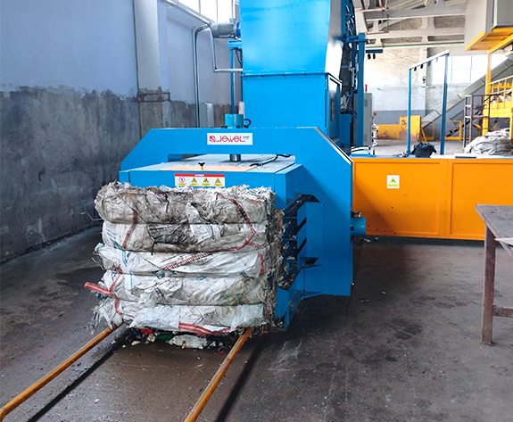 Hocheffiziente Ballenpresslösung für das Recycling von Kunststoff- und Papierabfällen in Weißrussland